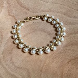 Vintage gold and pearl bracelet 7.5” . EUC